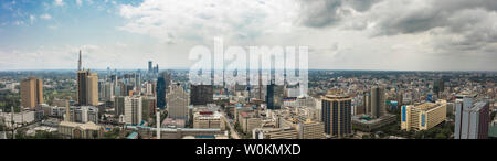 Antenne 180 Grad Panorama der Innenstadt von Regierung und Financial District in Nairobi, Kenia. Stockfoto