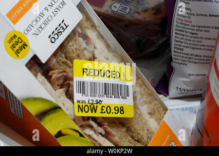 Aufkleber mit reduziertem Preis auf der Packung Tesco's Sandwiches, Preisreduzierung für Lebensmittel nach Datum Stockfoto