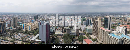 Antenne 180 Grad Panorama der Innenstadt von Nairobi, Kenia und dem Finanzviertel entfernt. Stockfoto