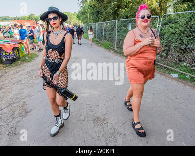 Pilton, Somerset, UK. 27. Jun 2019. Heißes Wetter bedeutet weniger Kleidung - Die 2019 Glastonbury Festival, würdig, Bauernhof. Glastonbury, 27. Juni 2019 Credit: Guy Bell/Alamy leben Nachrichten Stockfoto