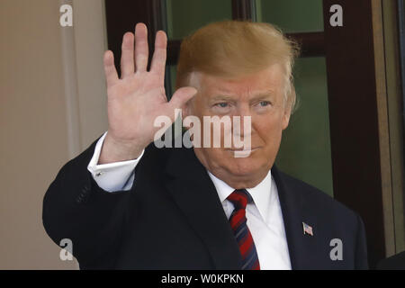 Us-Präsident Donald Trump Wellen an die Medien, als er begrüßt Ueli Maurer, Präsident der Schweizerischen Eidgenossenschaft, vor ihrer Sitzung im Weißen Haus in Washington am 16. Mai 2019. Foto von Yuri Gripas/UPI Stockfoto