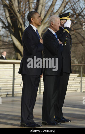 US-Präsident Barack Obama (vorne C), Vizepräsident Joe Biden (zurück C), Major General Michael S. Linnington (L), der Kommandant der US Army Military District von Washington, und Sergeant First Class Chad E. Aufbau (2-R), Teilnahme an einer Kranzniederlegung am Grab des unbekannten Soldaten in Arlington National Cemetery, Arlington, Virginia, USA, 20. Januar 2013. UPI/Michael Reynolds POOL Stockfoto