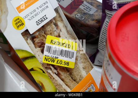 Aufkleber mit reduziertem Preis auf der Packung Tesco's Sandwiches, Preisreduzierung für Lebensmittel nach Datum Stockfoto