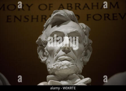 Eine Statue von Präsident Abraham Lincoln dominiert den Innenraum des Lincoln Memorial für Touristen bei Mondaufgang und Sonnenuntergang auf der National Mall in Washington, DC am 22. Juni 2013 besuchen. Die größte Vollmond des Jahres zur National Mall Attraktionen auf einer ruhigen warmen Nacht in der Hauptstadt der Nation hinzugefügt. Die klassizistische Denkmal ist Hingabe zum 16. Präsident der Vereinigten Staaten. UPI/Pat Benic Stockfoto