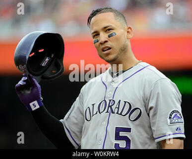 Colorado Rockies star outfielder Carlos Gonzalez wirft seinen Helm nach fällt im ersten Inning gegen die Washington Nationals Krug Ross Detwiler am Spiel bei Nationals Park in Washington, DC am 23. Juni 2013. Rockies streifen zu einem 7-0 Vorsprung durch vier Innings und hielt dann an 7-6 zu gewinnen. UPI/Pat Benic Stockfoto