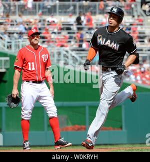 Washington Nationals dritten Basisspieler Ryan Zimmerman kann nur als Miami Marlins Giancarlo Stanton runden die Grundlagen nach dem schlagen zwei - lassen Sie Homer im ersten Inning von Spiel gegen die Washington Nationals an den Angehörigen Park vor in Washington, DC am 22. September 2013 sehen. Marlins gewannen das erste Spiel eines doppelte überschrift 4-2, verletzen die Angehörigen Nachsaison- chancen. UPI/Pat Benic Stockfoto