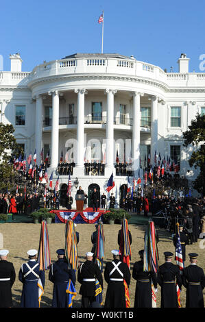 Us-Präsident Barack Obama hört wie der französische Präsident François Hollande bei seinem Staatsbesuch Ankunft auf dem Südrasen des Weißen Hauses in Washington, DC am 11. Februar 2014 spricht. Frankreich gilt als Amerikas älteste Bündnispartner. UPI/Pat Benic Stockfoto