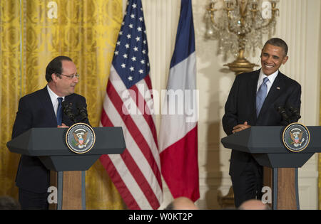 Us-Präsident Barack Obama lächelt nach einem Kommentar aus dem französischen Präsidenten François Hollande während einer gemeinsamen Pressekonferenz im East Room des Weißen Hauses während Hollandes Staatsbesuch in Washington, DC am 11. Februar 2014. UPI/Pat Benic Stockfoto