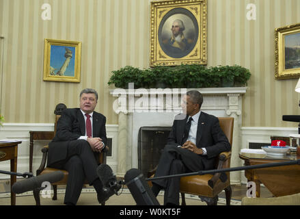 Präsident Barack Obama hört, wie der Präsident der Ukraine Petro Poroschenko macht einen Kommentar im Oval Office des Weißen Hauses vom 18. September 2014 in Washington, D.C. Poroschenko vorhin angesprochen, eine gemeinsame Sitzung des Kongresses. UPI/Pat Benic Stockfoto