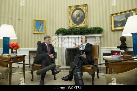 Präsident Barack Obama macht einen Kommentar wie der Präsident der Ukraine Petro Poroschenko hört im Oval Office des Weißen Hauses vom 18. September 2014 in Washington, D.C. Poroschenko früher eine gemeinsame Sitzung des Kongresses gerichtet. UPI/Pat Benic Stockfoto