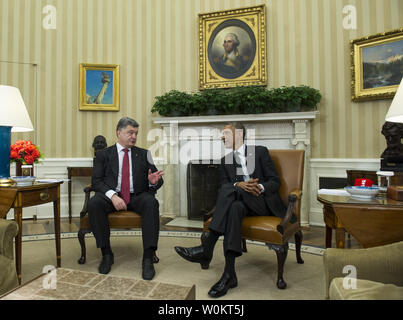 Us-Präsident Barack Obama Gespräche mit ukrainischen Präsidenten Petro Poroschenko im Oval Office des Weißen Hauses vom 18. September 2014 in Washington, D.C. Poroschenko früher eine gemeinsame Sitzung des Kongresses gerichtet. UPI/Pat Benic Stockfoto