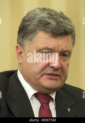 Der Präsident der Ukraine Petro Poroschenko macht einen Kommentar in einem bilateralen Gespräch US-Präsident Barack Obama im Oval Office des Weißen Hauses vom 18. September 2014 in Washington, D.C. Poroschenko vorhin angesprochen, eine gemeinsame Sitzung des Kongresses. UPI/Pat Benic Stockfoto