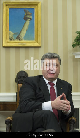 Mit einem Bild der Freiheitsstatue im Hintergrund, der Präsident der Ukraine Petro Poroschenko ein Kommentar während eines bilateralen Treffens US-Präsident Barack Obama im Oval Office des Weißen Hauses vom 18. September 2014 in Washington, D.C. Poroschenko vorhin angesprochen, eine gemeinsame Sitzung des Kongresses. UPI/Pat Benic Stockfoto