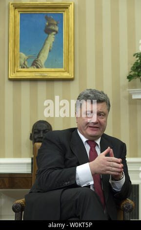 Mit einem Bild der Freiheitsstatue im Hintergrund, der Präsident der Ukraine Petro Poroschenko ein Kommentar während eines bilateralen Treffens US-Präsident Barack Obama im Oval Office des Weißen Hauses vom 18. September 2014 in Washington, D.C. Poroschenko vorhin angesprochen, eine gemeinsame Sitzung des Kongresses. UPI/Pat Benic Stockfoto