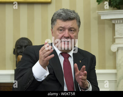 Der Präsident der Ukraine Petro Poroschenko macht einen Kommentar in einem bilateralen Gespräch US-Präsident Barack Obama im Oval Office des Weißen Hauses vom 18. September 2014 in Washington, D.C. Poroschenko vorhin angesprochen, eine gemeinsame Sitzung des Kongresses. UPI/Pat Benic Stockfoto