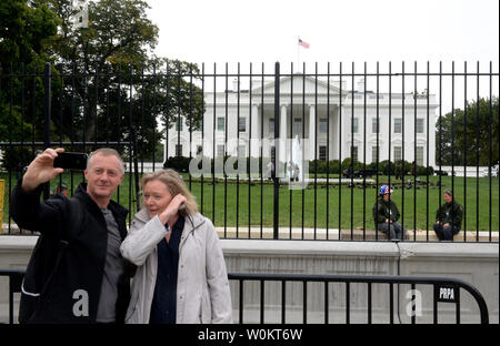 Touristen nehmen Sie Fotos von sich selbst vor einem zweiten Sicherheitszaun im Weißen Haus in Washington, DC am 24. September 2014. Die temporäre zweite Zaun wurde installiert, wie der Geheimdienst seine Untersuchung des Zauns - springen Ereignis des 19. September, in denen eine Armee Veteran es vor die Tür des Weißen Hauses gemacht konkurriert. UPI/Pat Benic Stockfoto