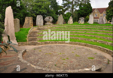 Die ECOS standing stones in Frome rund um das Amphitheater am Community College. 12 Steine aus der Gründungsmitglieder der EU, die den Geist der Stockfoto