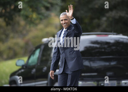 Präsident Barack Obama Wellen als geht er über dem Süden Rasen des Weißen Hauses zu Marine One für seine Reise nach Pennsylvania und Ohio, in Washington, D.C., 13. Oktober 2016. Foto von Molly Riley/UPI Stockfoto
