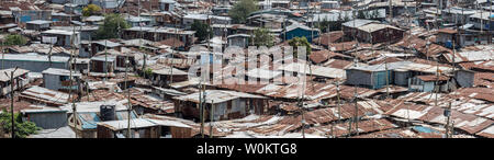 Hohen winkel Panoramablick auf den Slum Kibera in Nairobi, Kenia. Stockfoto