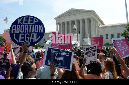 Pro-choice-Demonstranten jubilate, nachdem der Oberste Gerichtshof einen Texas Verordnung Gesetz über Abtreibung Kliniken Struck, in Washington, DC am 27. Juni 2016. Die Richter entschieden, dass die 5-3 Texas Gesetz, das weit, in anderen Mitgliedstaaten repliziert wurde, zu restriktiv war und verfassungswidrig. Foto von Pat Benic/UPI Stockfoto
