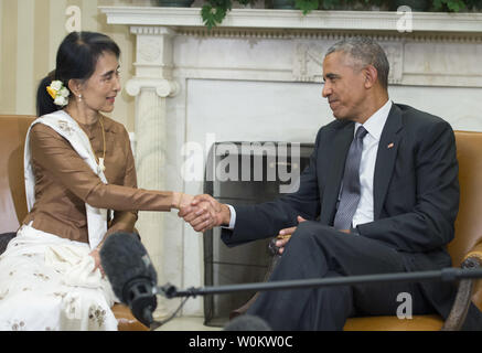 Us-Präsident Barack Obama schüttelt Hände mit Myanmar Zustand Ratgeber Aung San Suu Kyi während ihrer Vorträge im Oval Office des Weißen Hauses am 14. September 2016. Sie ist der De-facto-Marktführer von Myanmar, ehemals Burma bekannt. Foto von Pat Benic/UPI Stockfoto