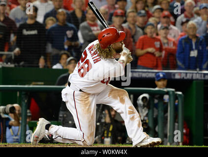 Washington Angehörigen linker Feldspieler Jayson Werth schlägt heraus im neunten Inning in Spiel 1 der National League Division Series in Washington, D.C., 7. Oktober 2016 zu Ende. Los Angeles gewann 4-3. Foto von Pat Benic/UPI Stockfoto