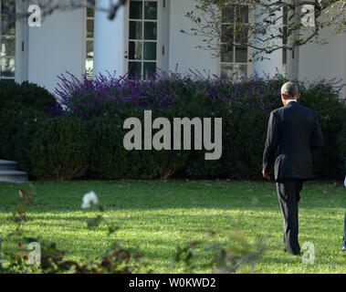 Us-Präsident Barack Obama geht zurück auf das Oval Office, nachdem er die 2016 NBA Champions Cleveland Kavaliere auf dem Südrasen des Weißen Hauses in Washington, DC am 10. November 2016 geehrt. Foto von Pat Benic/UPI Stockfoto