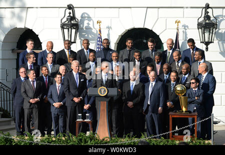 Us-Präsident Barack Obama macht einen Kommentar, wie Er ehrt die NBA Champions 2016 Cleveland Kavaliere auf dem Südrasen des Weißen Hauses in Washington, DC am 10. November 2016. Foto von Pat Benic/UPI Stockfoto