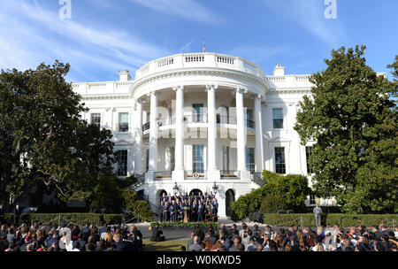 Us-Präsident Barack Obama macht einen Kommentar, wie Er ehrt die NBA Champions 2016 Cleveland Kavaliere auf dem Südrasen des Weißen Hauses in Washington, DC am 10. November 2016. Foto von Pat Benic/UPI Stockfoto