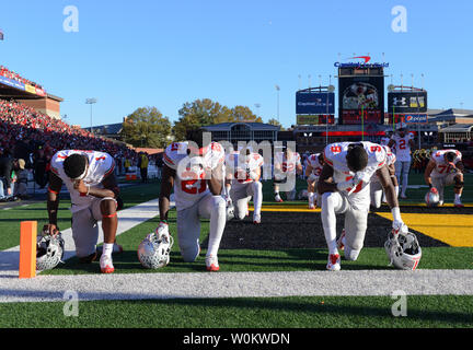 Ohio State Buckeyes wide receiver Johnnie Dixon (1), Ohio State Buckeyes wide receiver Parris Campbell (21) und Ohio State Buckeyes wide receiver Binjimen Victor (9) Nehmen Sie sich einen Moment Zeit, um vor dem Fußballspiel gegen Maryland Dosenschildkröten in College Park, Maryland, 12. November 2016. Foto von Molly Riley/UPI Stockfoto