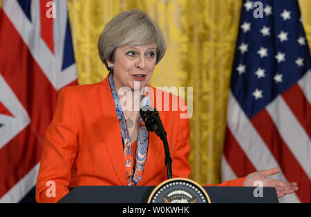 Vereinigtes Königreich Ministerpräsident Theresa May macht Erläuterungen während der gemeinsamen Pressekonferenz mit US-Präsident Donald Trump im East Room des Weißen Hauses in Washington D.C. am 27. Januar 2017. Foto von Pat Benic/UPI Stockfoto