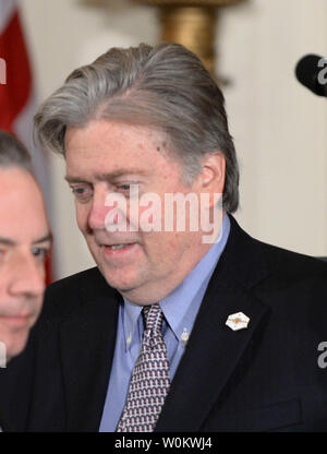 Chief White House Stratege Stephen Bannon besucht eine gemeinsame Pressekonferenz zwischen US-Präsident Donald Trump und Großbritannien Premierminister Theresa May im East Room des Weißen Hauses in Washington D.C. am 27. Januar 2017. Foto von Pat Benic/UPI Stockfoto
