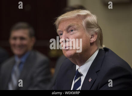 Präsident Donald Trump hört bei einem Treffen mit Cyber Security Experten im Roosevelt Raum des Weißen Hauses in Washington, D.C., 31. Januar 2017. Foto von Molly Riley/UPI Stockfoto