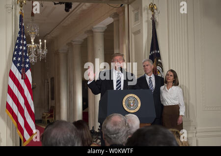 Präsident Donald Trump verkündet Richter Neil Gorsuch, als sein Kandidat für die US-Supreme Court der Vereinigten Staaten im East Room des Weißen Hauses in Washington, D.C., 31. Januar 2017. Gorsuch wird von seiner Frau Louise begleitet. Foto von Molly Riley/UPI Stockfoto