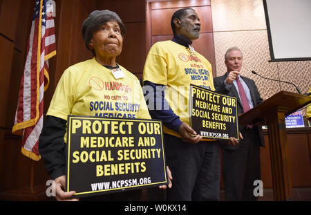 Sen. Chris Van Hollen, D-MD., spricht auf einer Veranstaltung des Nationalen Ausschusses gehostet auf Soziale Sicherheit erhalten und Medicare (NCPSSM) des US-Kapitol in Washington D.C., 14. Februar 2017. Mit Van Hollen, vom links, Neddie Hailes und Gerald Anderson. Foto von Molly Riley/UPI Stockfoto