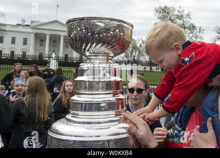 Dan Corrigan Sohn James, 3, erreicht in der National Hockey League (NHL) Stanley Cup, eine zufällige Stop vor dem Weißen Haus in Washington, DC am 30. März 2017 Rechnung zu tragen. Die NHL Macht random Haltestellen mit der WM-Trophäe im Endspiel Städte mit den Endspielen bald starten. Corrigan ist von Washington, DC. Foto von Pat Benic/UPI Stockfoto