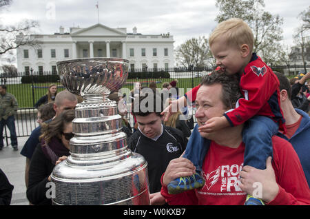 Dan Corrigan und sein Sohn James, 3, schauen Sie sich die National Hockey League (NHL) Stanley Cup, eine zufällige Stop vor dem Weißen Haus in Washington, DC am 30. März 2017 gemacht. Die NHL Macht random Haltestellen mit der WM-Trophäe im Endspiel Städte mit den Endspielen bald starten. Corrigan ist von Washington, DC. Foto von Pat Benic/UPI Stockfoto