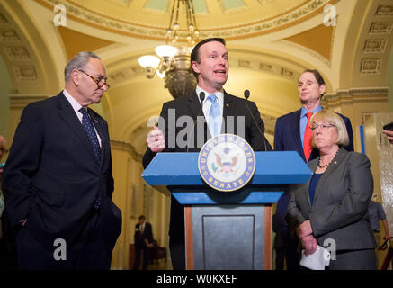 Senator Chris Murphy (D-CT), verbunden durch, vom links, Senator Chuck Scumer (D-NY), Sen. Ron Wyden (D-ODER) und Sen sen Patty Murray (D-WA), Sprechen mit Reportern über die anstehende GOP health care Bill, folgenden wöchentlichen Sitzung des Senats demokratischen Policy Committee, auf dem Capitol Hill in Washington DC am 9. Mai 2017. Das Repräsentantenhaus eng ein Obamacare Aufhebung der letzten Woche und der Senat wird erwartet, dass es seine eigene Version der Rechtsvorschriften zu schreiben, aber es gibt keine Timeline noch für, wenn Sie eine endgültige Rechnung erwarten. Foto von Erin Schaff/UPI Stockfoto