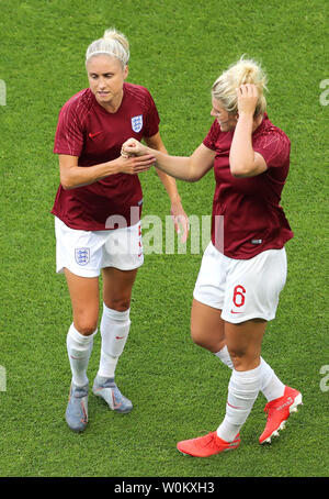 England's Steph Houghton (links) und Millie helle Aufwärmen vor dem Spiel während der FIFA Frauen-WM-Viertelfinale in Stade Oceane, Le Havre, Frankreich. Stockfoto