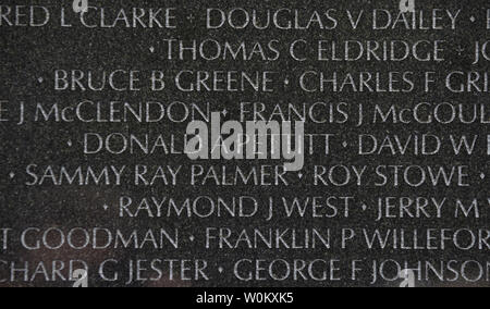 Die Namen der Gefallenen in den Vietnam Veterans Memorial auf der National Mall während des Memorial Day Wochenende in Washington, DC am Samstag, den 27. Mai 2017 geätzt. Mehr als 58.000 Namen von Soldaten, die ihr Leben während des Vietnam Krieges verloren sind auf die Mauer der Erinnerung aufgeführt. Foto von Pat Benic/UPI Stockfoto