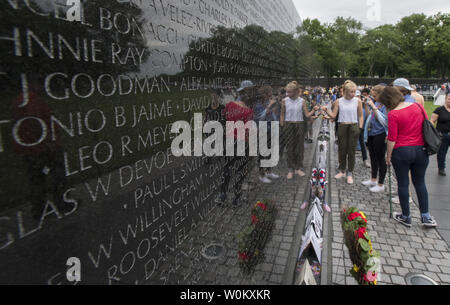 Tausende von Menschen zahlen ihren Respekt am Vietnam Veterans Memorial auf der National Mall während des Memorial Day Wochenende in Washington, DC am Samstag, den 27. Mai 2017. Mehr als 58.000 Namen von Soldaten, die ihr Leben während des Vietnam Krieges verloren sind auf die Mauer der Erinnerung aufgeführt. Foto von Pat Benic/UPI Stockfoto