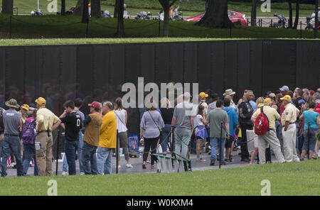 Tausende von Menschen zahlen ihren Respekt am Vietnam Veterans Memorial auf der National Mall während des Memorial Day Wochenende in Washington, DC am Samstag, den 27. Mai 2017. Mehr als 58.000 Namen von Soldaten, die ihr Leben während des Vietnam Krieges verloren sind auf die Mauer der Erinnerung aufgeführt. Foto von Pat Benic/UPI Stockfoto