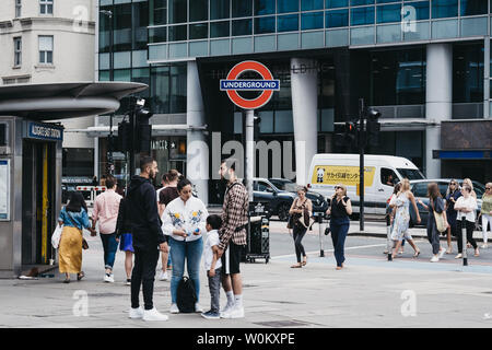 London, Großbritannien, 22. Juni 2019: Menschen außerhalb der Aldgate East, einer U-Bahnstation Whitechapel High Street in Aldgate Bereich Spitalfields nach Namen Stockfoto