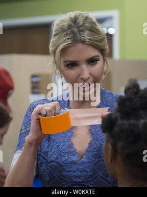 Ivanka Trump interagiert und beteiligt sich an einem wissenschaftlichen Experiment im Windkanal, nachdem Sie und Ausbildung Sekretärin Betsy DeVos lesen 'Rosie Revere, Engineer' zu frühen Grundschulkinder an der Dichtung der Zündkerze Lab am nationalen Museum der amerikanischen Geschichte in Washington, DC am 25. Juli 2017. DeVos und Ivanka Trump konzentrierte sich die Veranstaltung auf dem Erhalten Mädchen über stammzellen Studien aufgeregt, wie sie in bestimmten wissenschaftlichen Experimenten beteiligt. Foto von Pat Benic/UPI Stockfoto