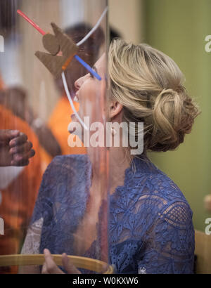 Ivanka Trump interagiert und beteiligt sich an einem wissenschaftlichen Experiment im Windkanal, nachdem Sie und Ausbildung Sekretärin Betsy DeVos lesen 'Rosie Revere, Engineer' zu frühen Grundschulkinder an der Dichtung der Zündkerze Lab am nationalen Museum der amerikanischen Geschichte in Washington, DC am 25. Juli 2017. DeVos und Ivanka Trump konzentrierte sich die Veranstaltung auf dem Erhalten Mädchen über stammzellen Studien aufgeregt, wie sie in bestimmten wissenschaftlichen Experimenten beteiligt. Foto von Pat Benic/UPI Stockfoto