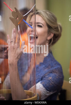 Ivanka Trump interagiert und beteiligt sich an einem wissenschaftlichen Experiment im Windkanal, nachdem Sie und Ausbildung Sekretärin Betsy DeVos lesen 'Rosie Revere, Engineer' zu frühen Grundschulkinder an der Dichtung der Zündkerze Lab am nationalen Museum der amerikanischen Geschichte in Washington, DC am 25. Juli 2017. DeVos und Ivanka Trump konzentrierte sich die Veranstaltung auf dem Erhalten Mädchen über stammzellen Studien aufgeregt, wie sie in bestimmten wissenschaftlichen Experimenten beteiligt. Foto von Pat Benic/UPI Stockfoto