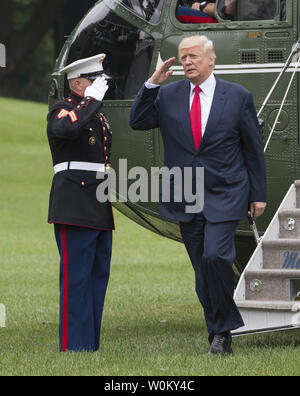 Us-Präsident Donald Trump begrüßt, als er disembarks Marine One nach der Ankunft auf dem Rasen des Weißen Hauses in Washington, DC am 14. August 2017. Trump zurück an das Weiße Haus aus seinem Urlaub in New Jersey ein Memorandum über China zu unterzeichnen und Charlottesville zu diskutieren. Foto von Pat Benic/UPI Stockfoto