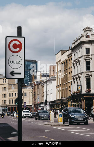 London, Großbritannien, 22. Juni 2019: Schild Richtung Ultra Low Emission Zone (ULEZ) auf einer Straße in London. ULEZ wurde im Jahr 2019 eingeführt, um dabei zu helfen, Stockfoto