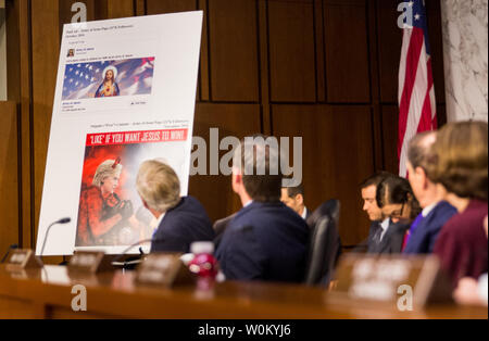 Senatoren Blick auf ein Plakat zeigt ein Beispiel einer trennenden internet Buchung bei einem Senat Select Committee on Intelligence Anhörung über ÒSocial Medien Einfluss in die 2016 US-ElectionsÓ auf dem Capitol Hill in Washington DC am 1. November 2017. Facebook hat den Verkauf von über 100.000 $ wert der politischen Werbung mit Schwerpunkt auf trennende Fragen eines russischen Unternehmens in den Kreml in den vergangenen zwei Jahren identifiziert. Foto von Erin Schaff/UPI Stockfoto