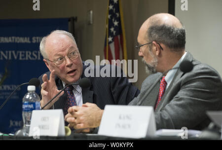 Michael Marshall, Editor Emiritus der United Press International macht einen Kommentar mit USA Today Auswärtige Angelegenheiten Korrespondent Oren Dorell, während einer Diskussion über die Herausforderungen der Berichterstattung Nachrichten in Nord- und Südkorea, die auf der John Hopkins School of Advanced International Studies in Washington, DC am 15. November 2017. Foto von Pat Benic/UPI Stockfoto